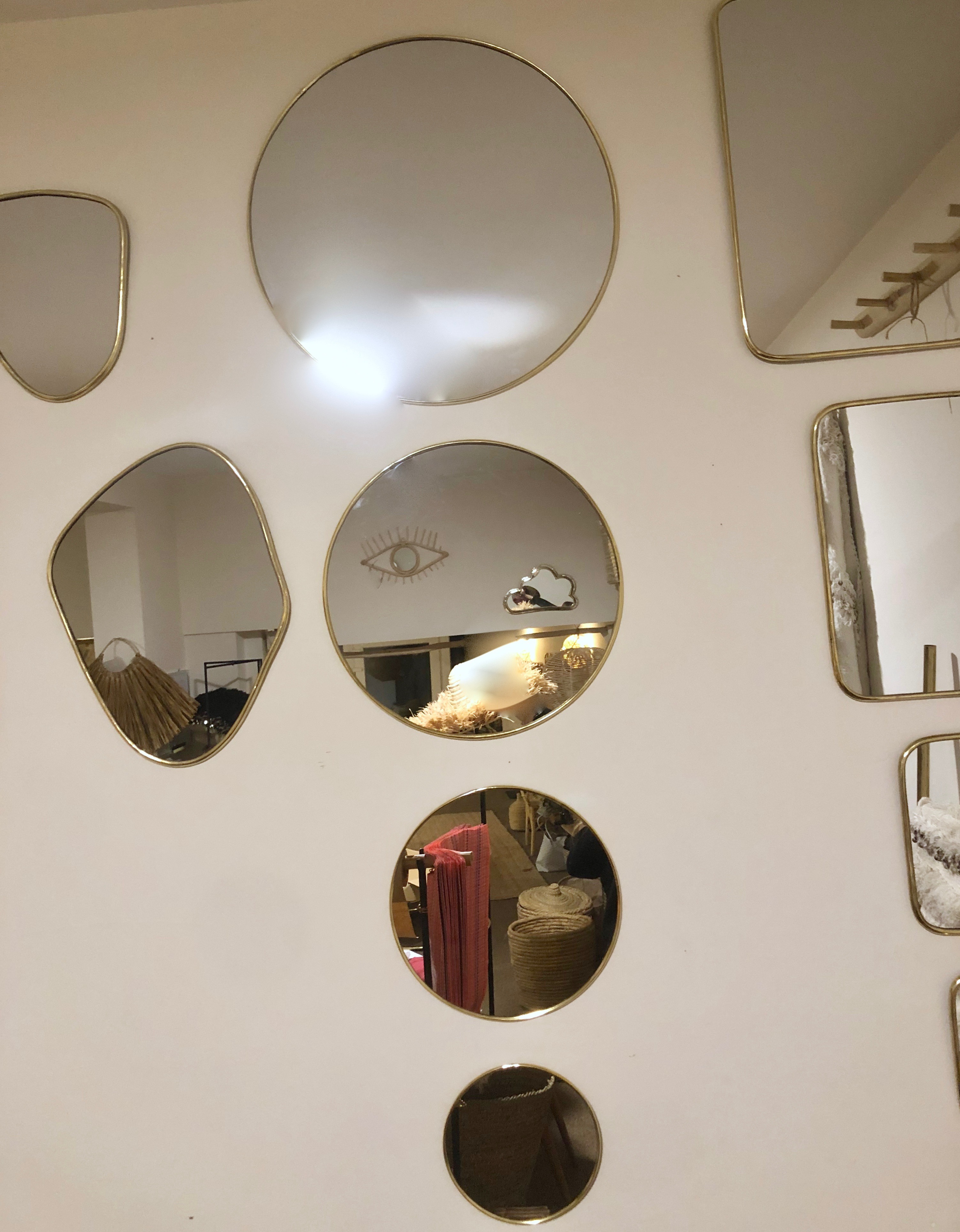 Un Miroir Rond A Un Diametre De 95 Cm